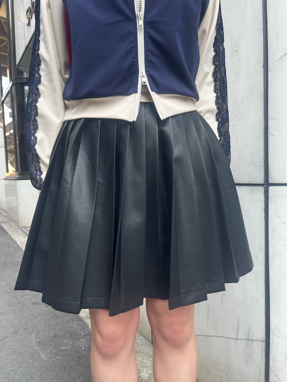 ブラック系のスカート、ブルー系のジャージ、ホワイト系のキャミソールを着用したレディースの春コーディネートの8枚目の写真