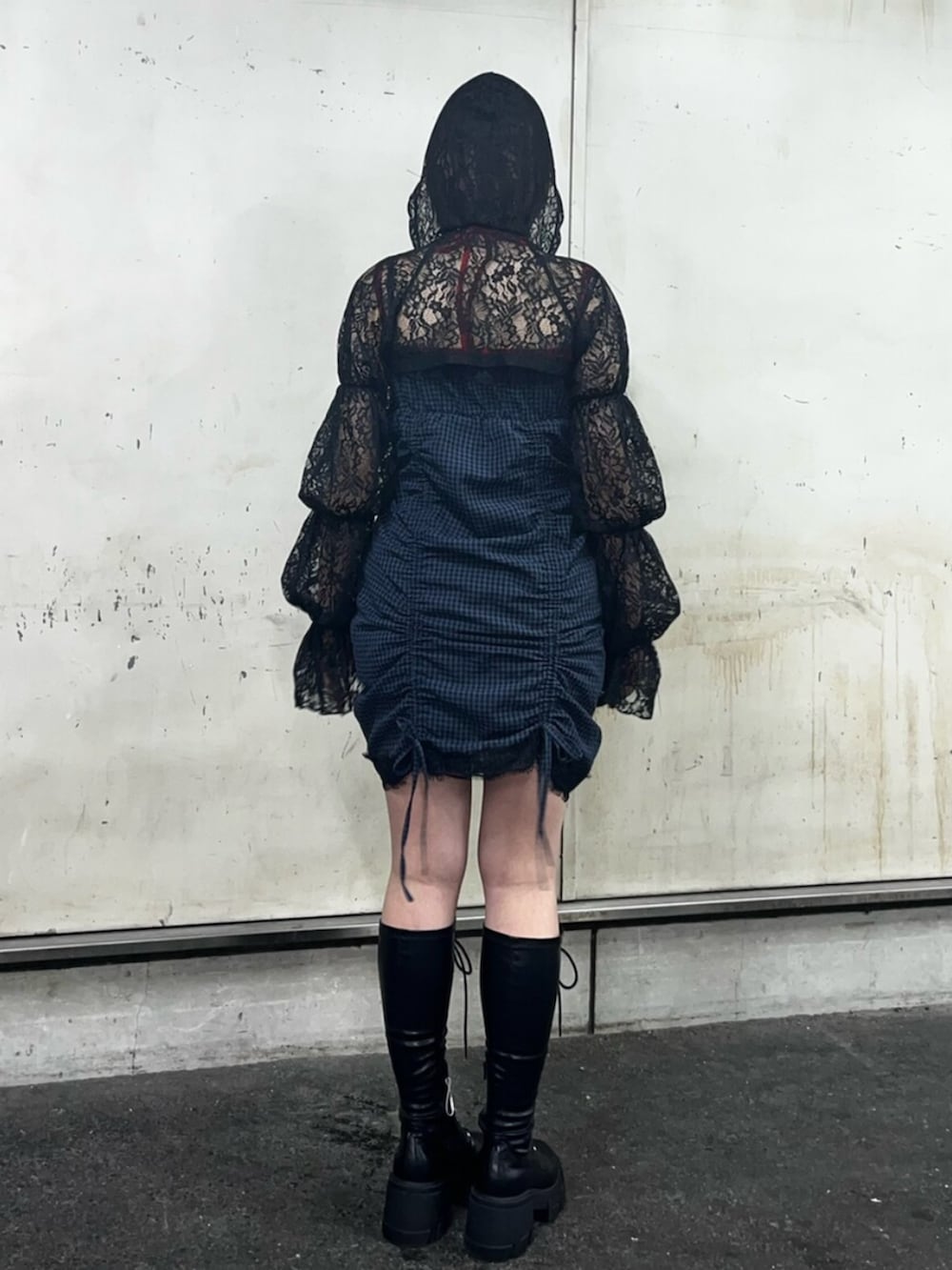 レッド系のキャミソール、ブルー系のワンピース、ブラック系のカーディガン/ボレロを着用したレディースの春コーディネートの3枚目の写真