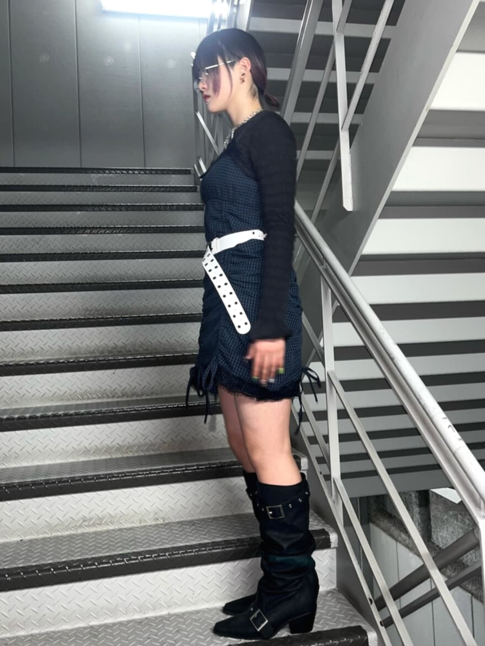 ブラック系のTシャツ/カットソー、ブルー系のワンピース、ブラック系のブーツを着用したレディースの春コーディネートの2枚目の写真