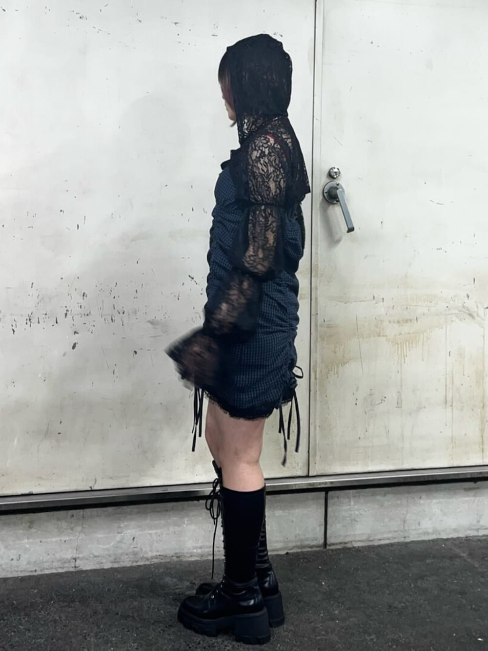 レッド系のキャミソール、ブルー系のワンピース、ブラック系のカーディガン/ボレロを着用したレディースの春コーディネートの2枚目の写真