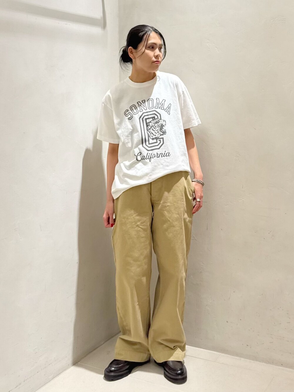 ホワイト系のTシャツ/カットソーを着用したレディースの夏コーディネートの4枚目の写真