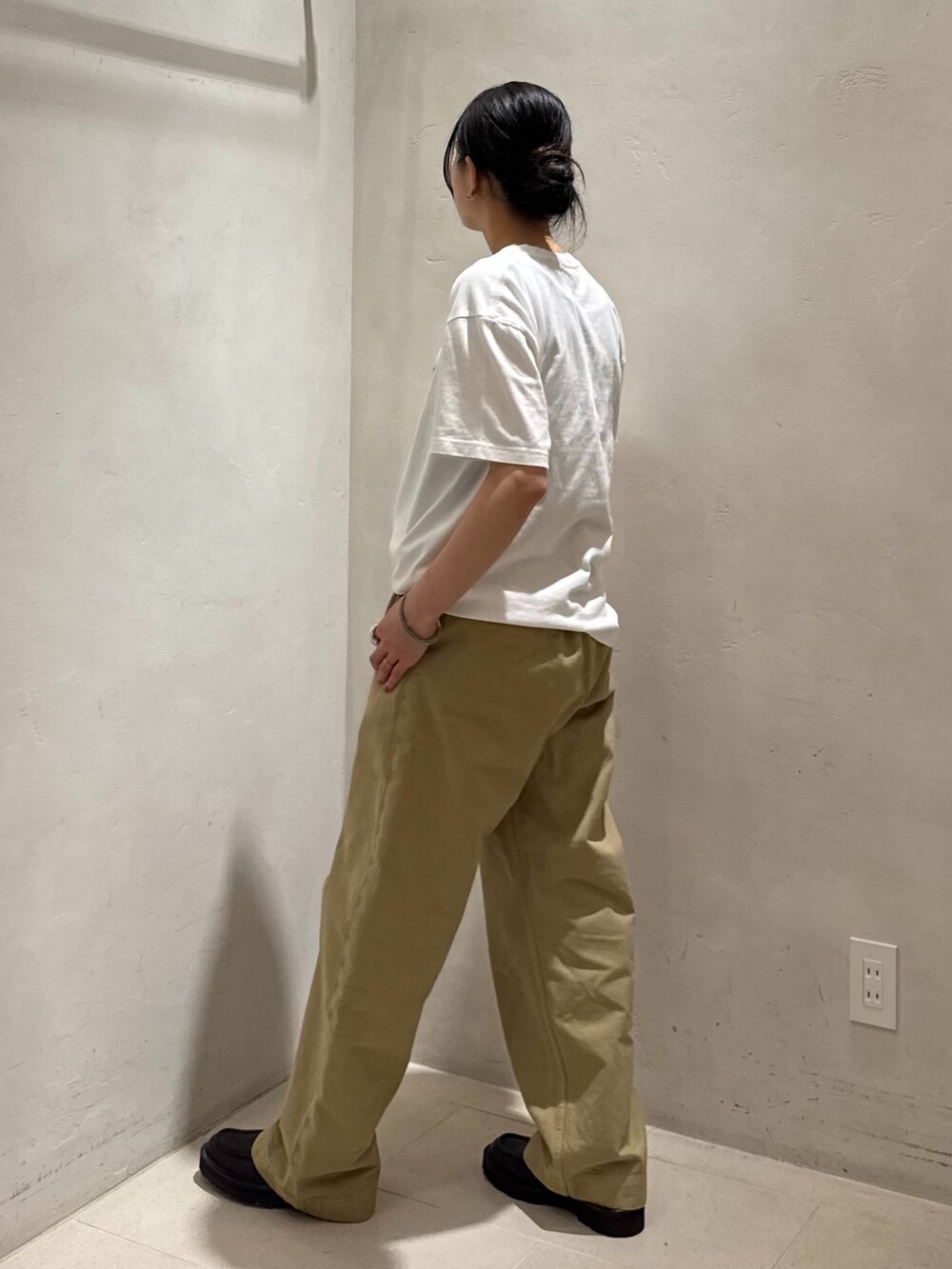 ホワイト系のTシャツ/カットソーを着用したレディースの夏コーディネートの5枚目の写真