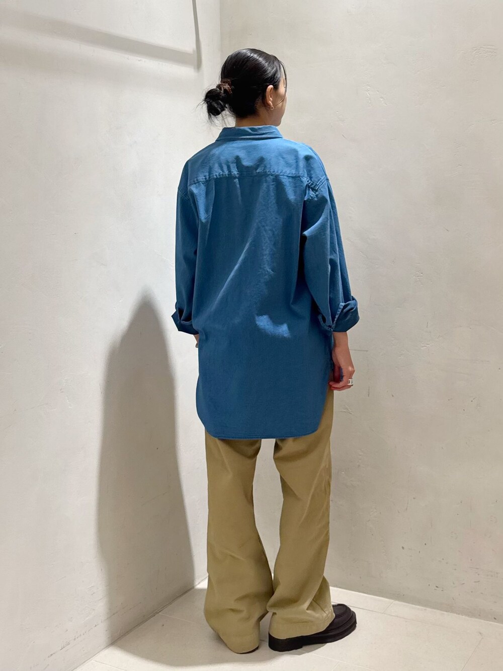 ホワイト系のTシャツ/カットソーを着用したレディースの夏コーディネートの3枚目の写真