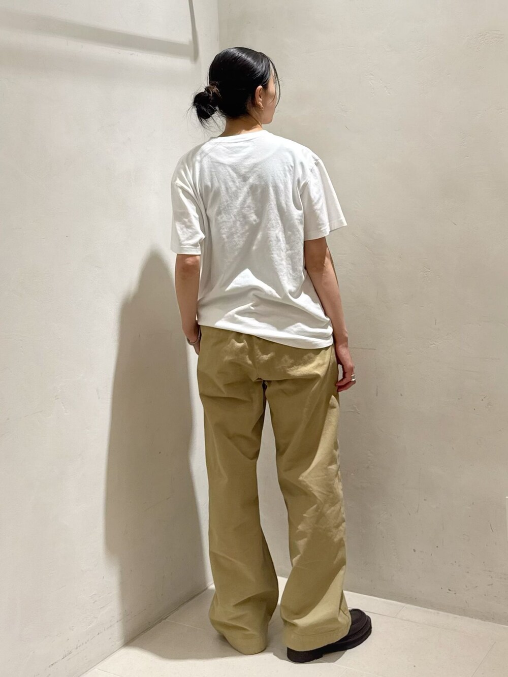ホワイト系のTシャツ/カットソーを着用したレディースの夏コーディネートの6枚目の写真