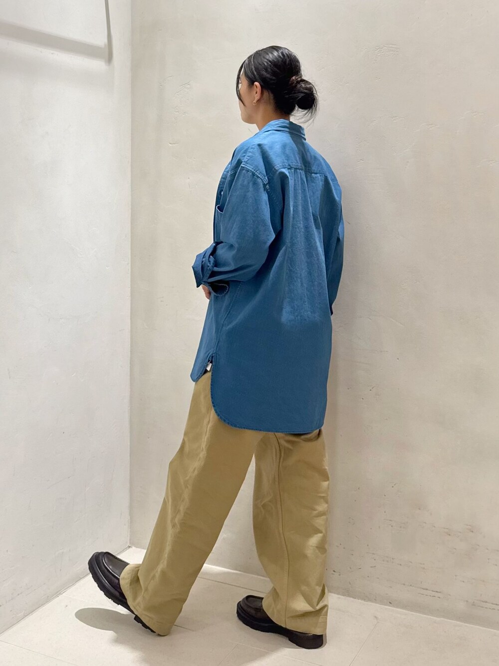 ホワイト系のTシャツ/カットソーを着用したレディースの夏コーディネートの2枚目の写真