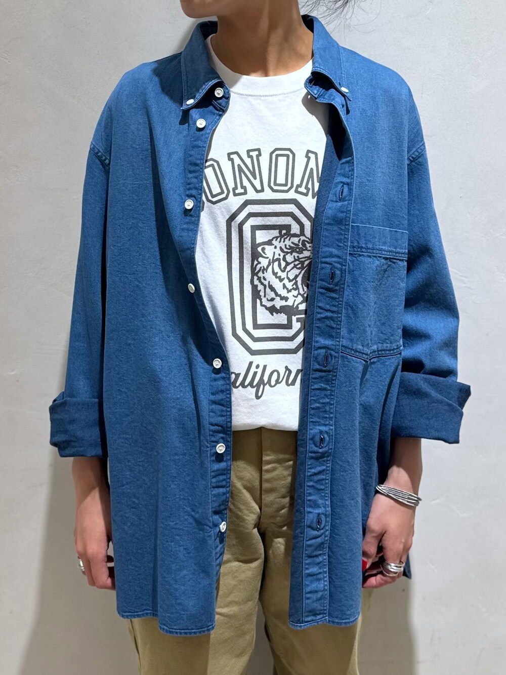 ホワイト系のTシャツ/カットソーを着用したレディースの夏コーディネートの8枚目の写真