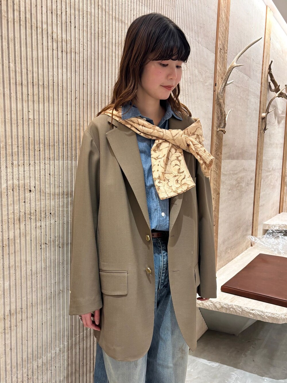 ブラウン系のその他アウター、ブルー系のデニムパンツ、ベージュ系のシャツ/ブラウスを着用したレディースの冬コーディネートの7枚目の写真