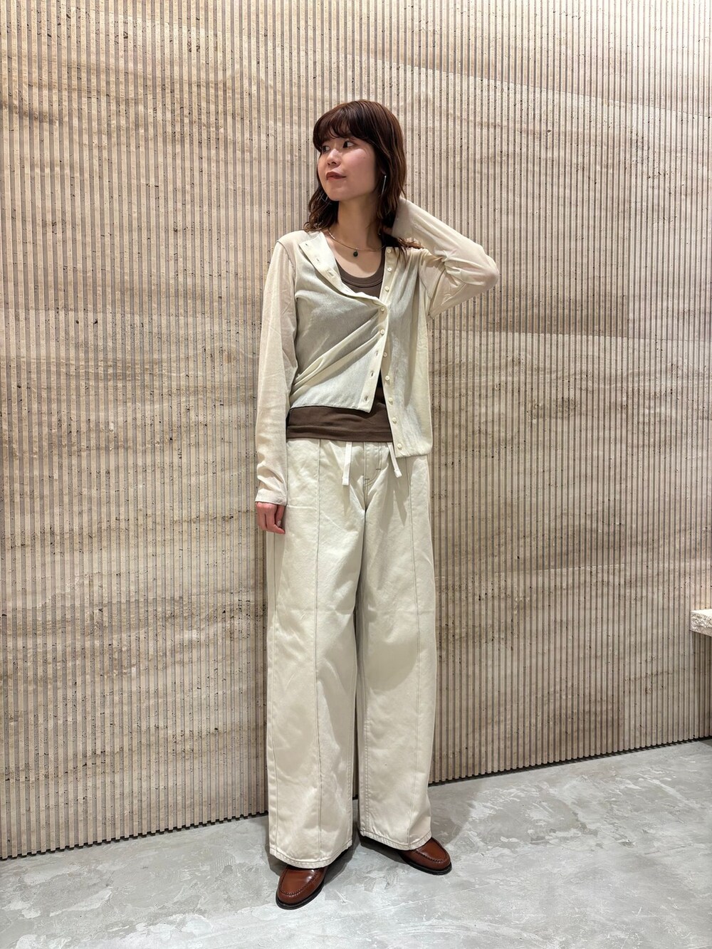 ホワイト系のその他アウター、ホワイト系のその他パンツ、ホワイト系のカーディガン/ボレロを着用したレディースの春コーディネートの7枚目の写真