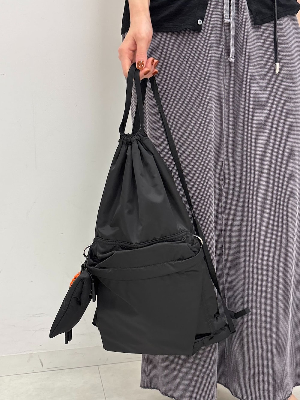 グレー系のスカート、ブラック系のタンクトップ、ホワイト系のTシャツ/カットソーを着用したレディースの夏コーディネートの10枚目の写真