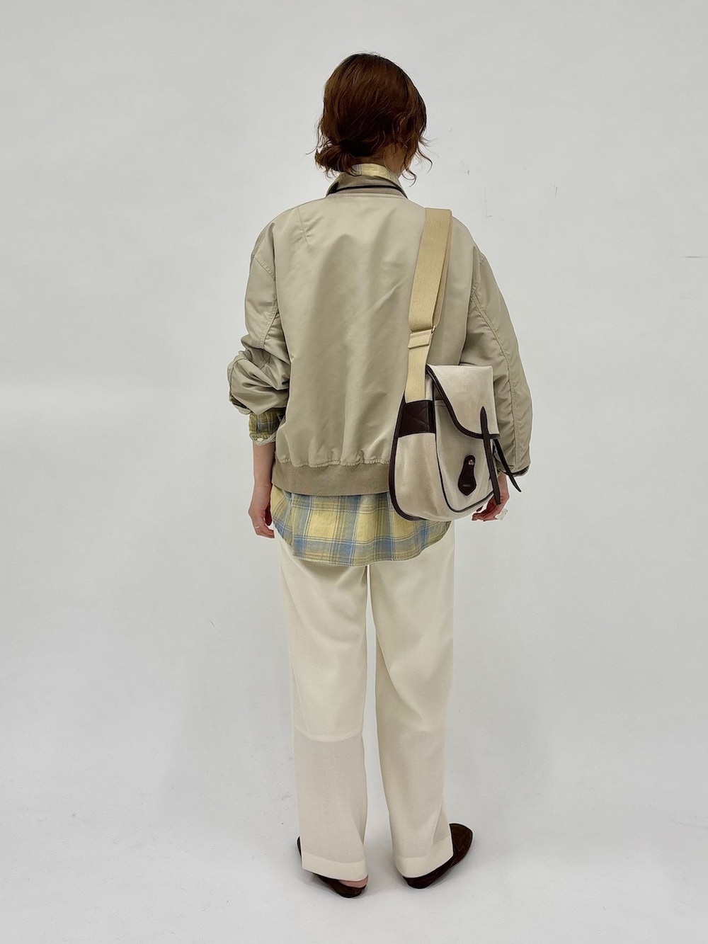 ベージュ系のMA-1、ホワイト系のその他パンツ、イエロー系のシャツ/ブラウスを着用したレディースの夏コーディネートの4枚目の写真