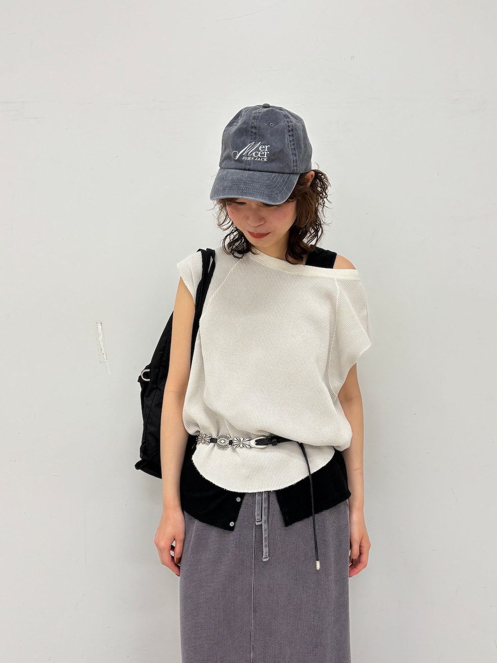 グレー系のスカート、ブラック系のタンクトップ、ホワイト系のTシャツ/カットソーを着用したレディースの夏コーディネートの6枚目の写真