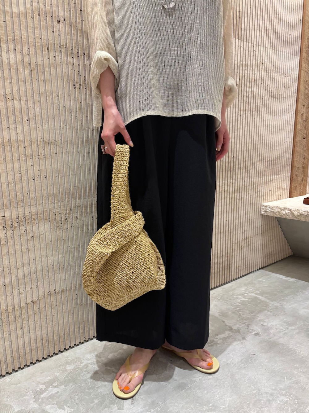 ブラック系のサロペット/オーバーオール、ベージュ系のシャツ/ブラウス、ホワイト系のかごバッグを着用したレディースの夏コーディネートの5枚目の写真