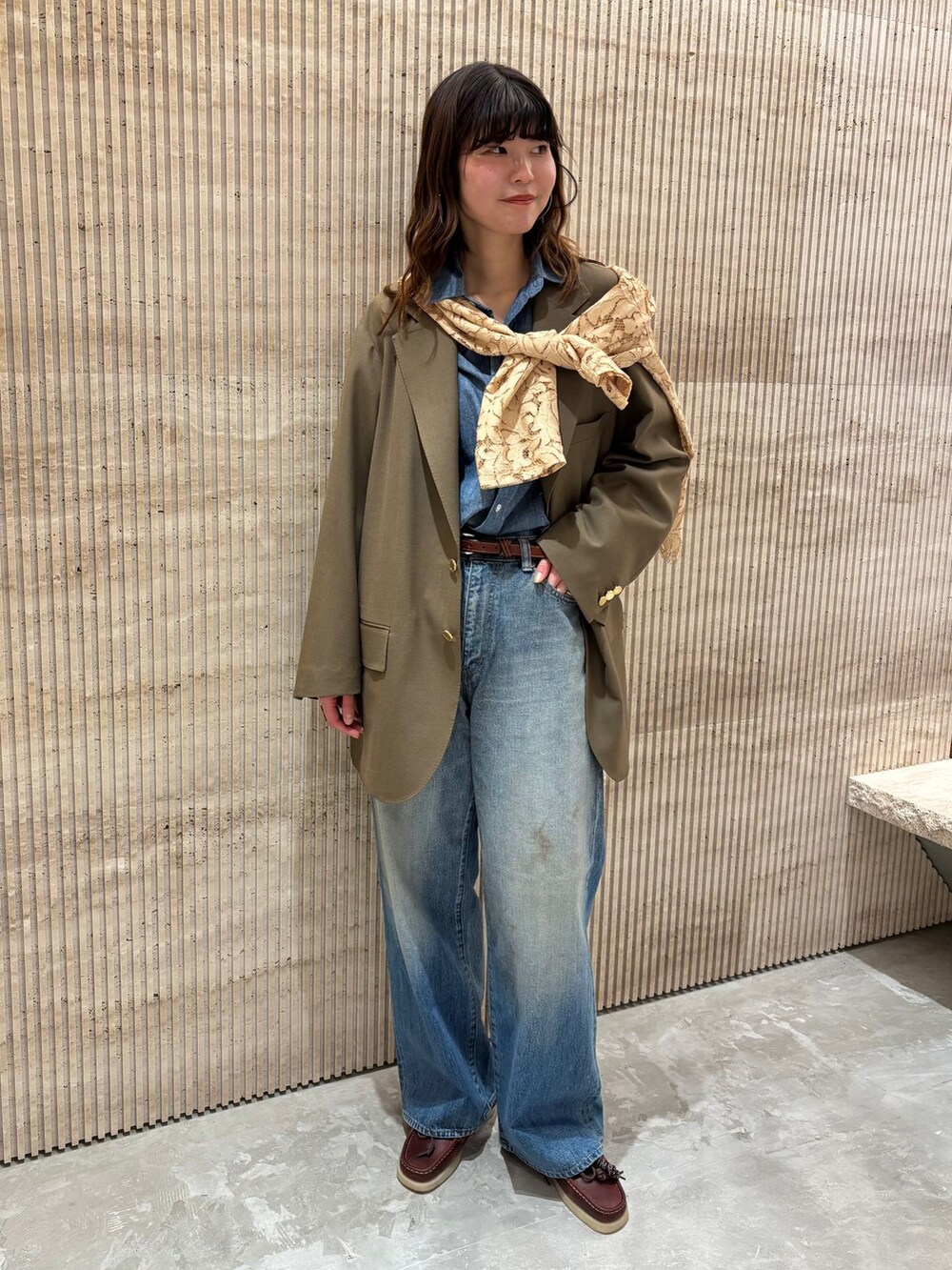 ブラウン系のその他アウター、ブルー系のデニムパンツ、ベージュ系のシャツ/ブラウスを着用したレディースの冬コーディネートの2枚目の写真