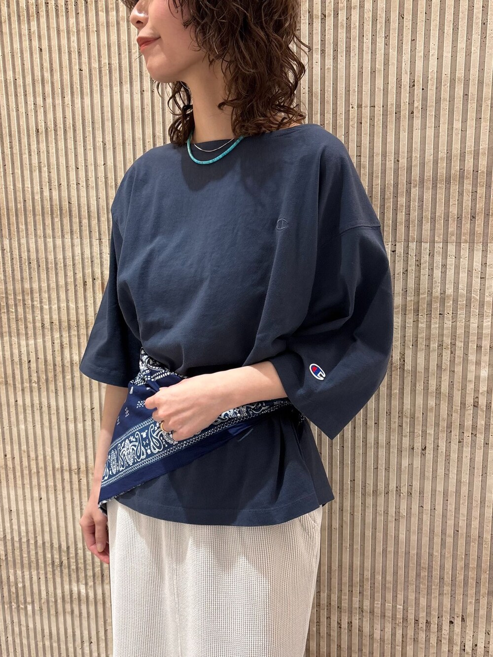 ホワイト系のスカート、ブルー系のTシャツ/カットソー、ブラック系のサンダルを着用したレディースの夏コーディネートの8枚目の写真