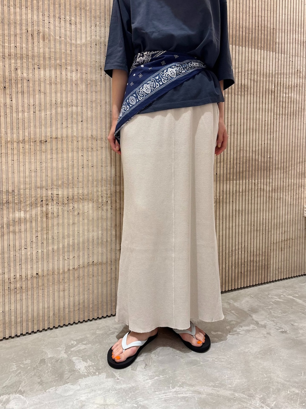 ホワイト系のスカート、ブルー系のTシャツ/カットソー、ブラック系のサンダルを着用したレディースの夏コーディネートの7枚目の写真