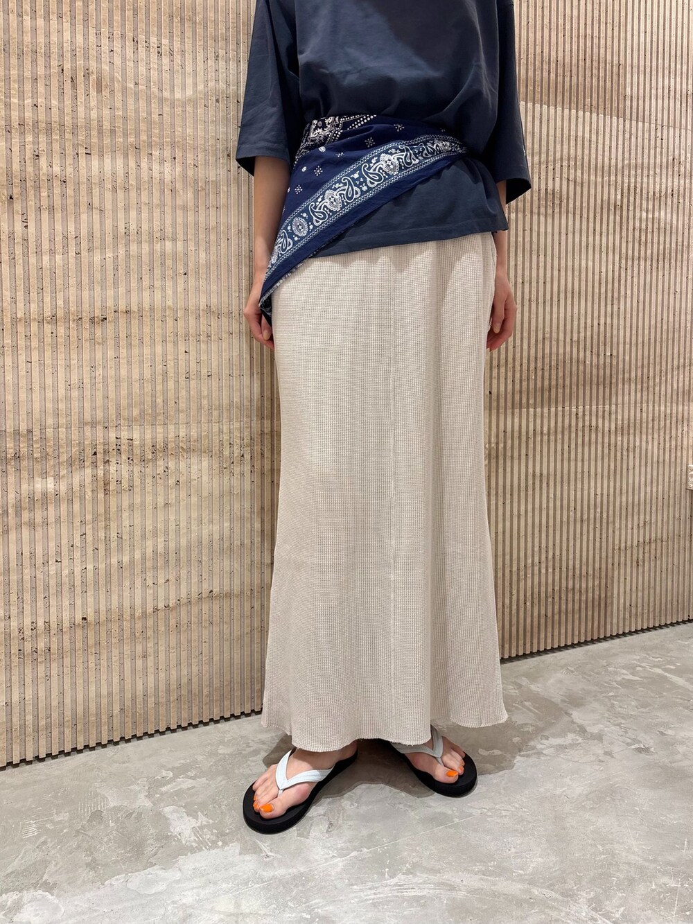 ホワイト系のスカート、ブルー系のTシャツ/カットソー、ブラック系のサンダルを着用したレディースの夏コーディネートの7枚目の写真