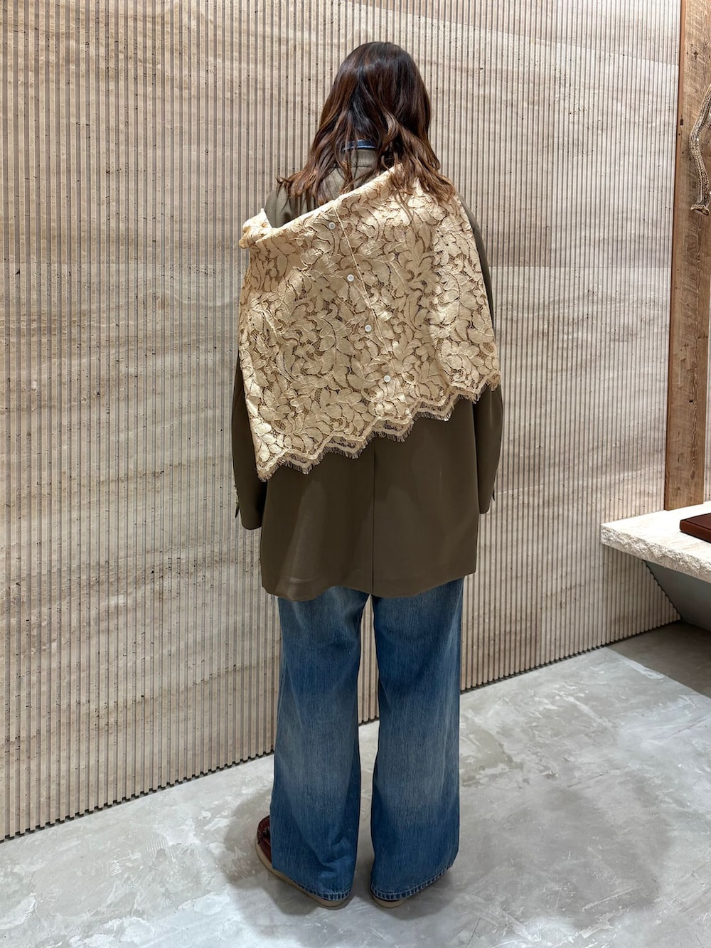 ブラウン系のその他アウター、ブルー系のデニムパンツ、ベージュ系のシャツ/ブラウスを着用したレディースの冬コーディネートの5枚目の写真