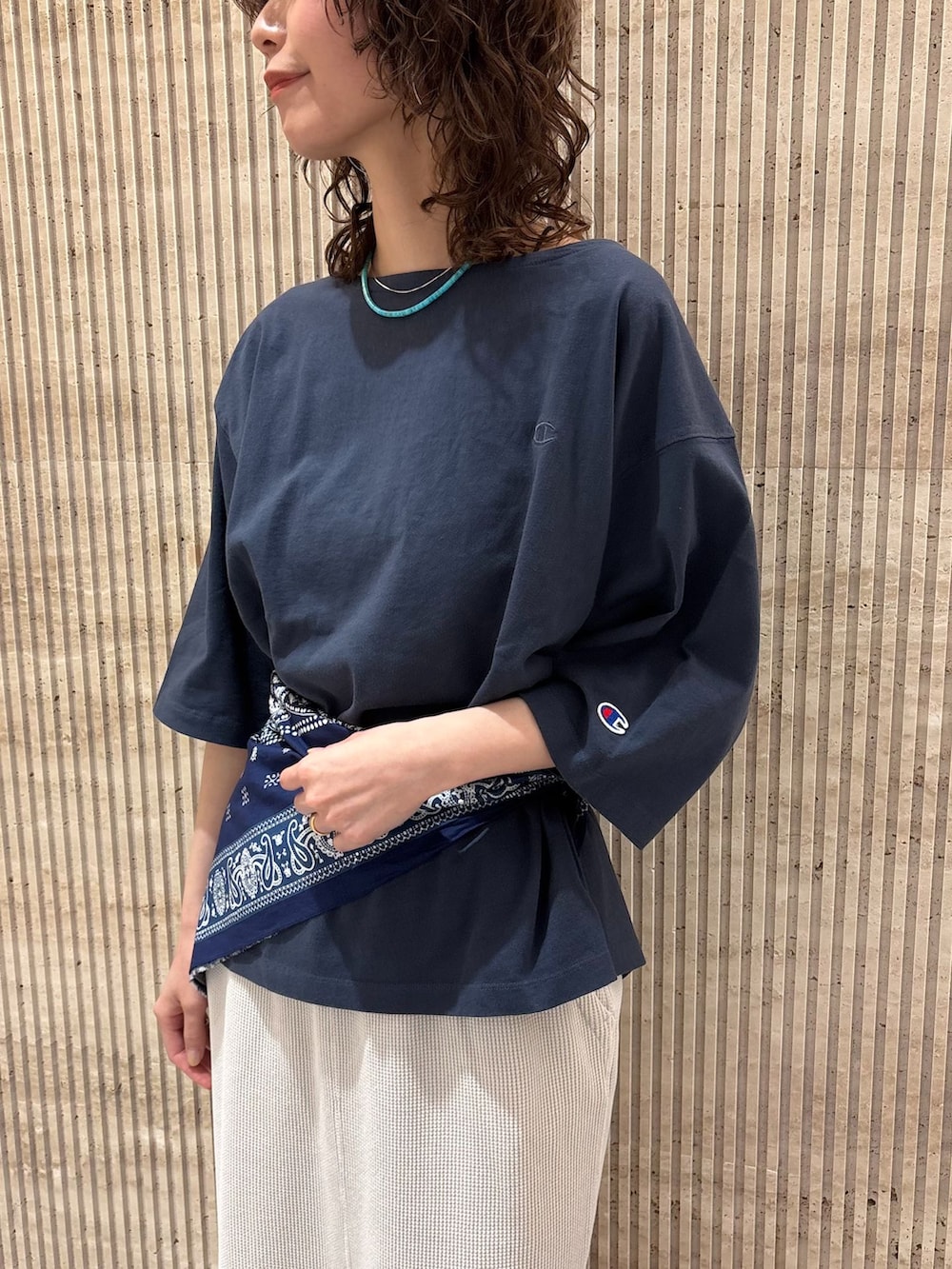 ホワイト系のスカート、ブルー系のTシャツ/カットソー、ブラック系のサンダルを着用したレディースの夏コーディネートの8枚目の写真