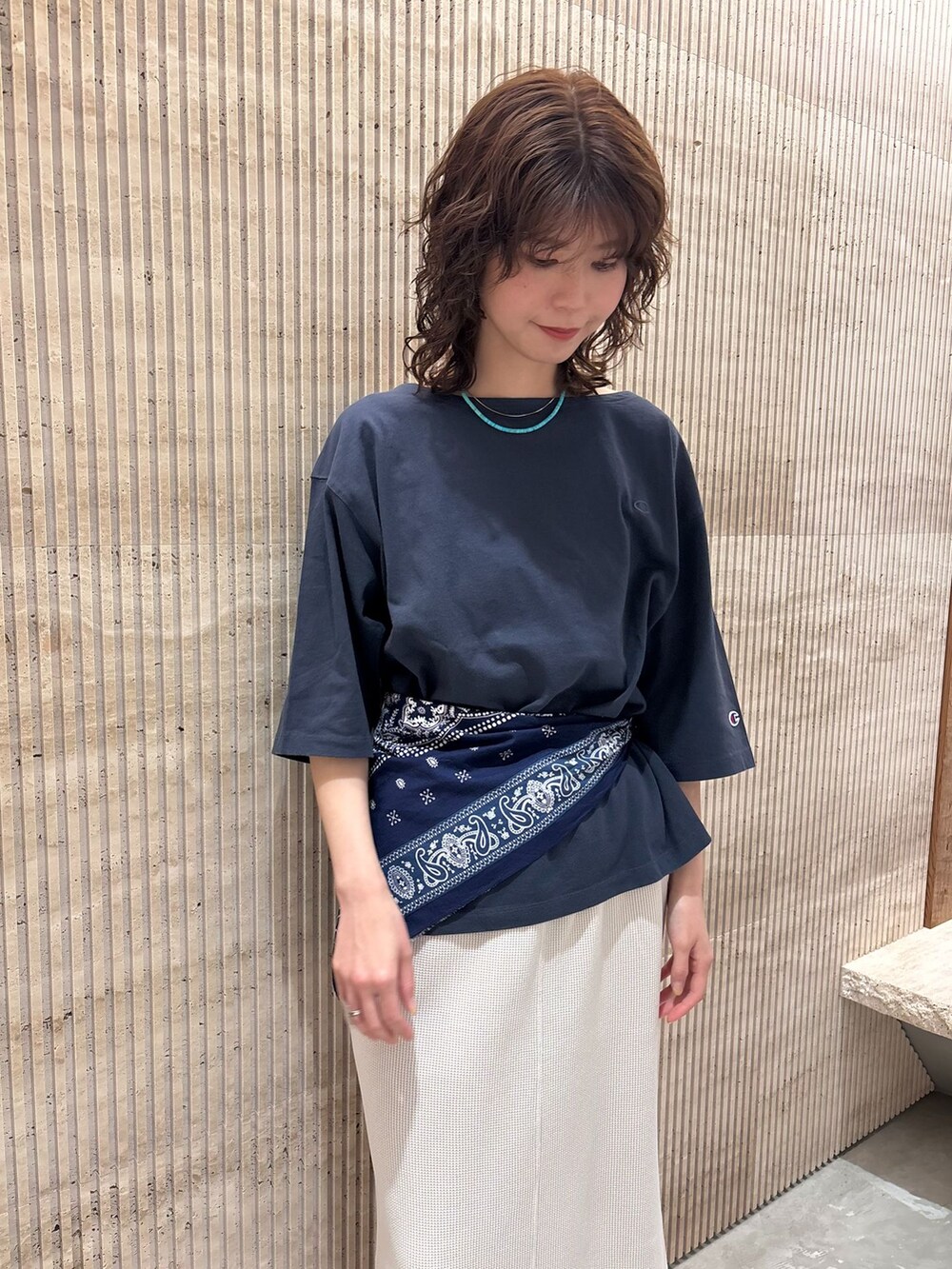 ホワイト系のスカート、ブルー系のTシャツ/カットソー、ブラック系のサンダルを着用したレディースの夏コーディネートの5枚目の写真