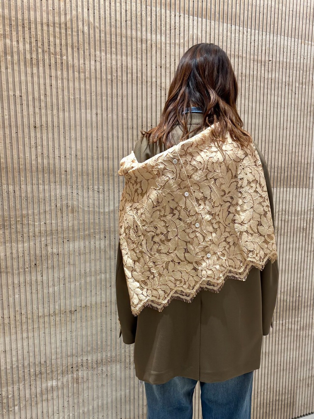 ブラウン系のその他アウター、ブルー系のデニムパンツ、ベージュ系のシャツ/ブラウスを着用したレディースの冬コーディネートの8枚目の写真