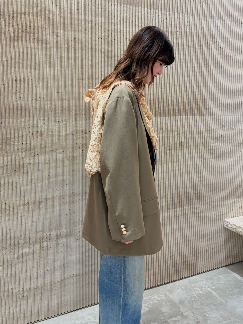 ブラウン系のその他アウター、ブルー系のデニムパンツ、ベージュ系のシャツ/ブラウスを着用したレディースの冬コーディネートの4枚目の写真