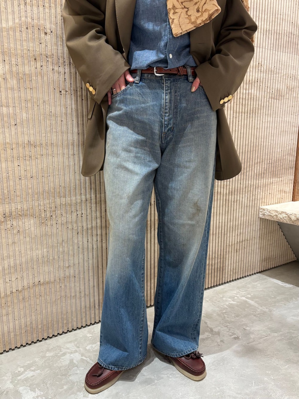ブラウン系のその他アウター、ブルー系のデニムパンツ、ベージュ系のシャツ/ブラウスを着用したレディースの冬コーディネートの6枚目の写真