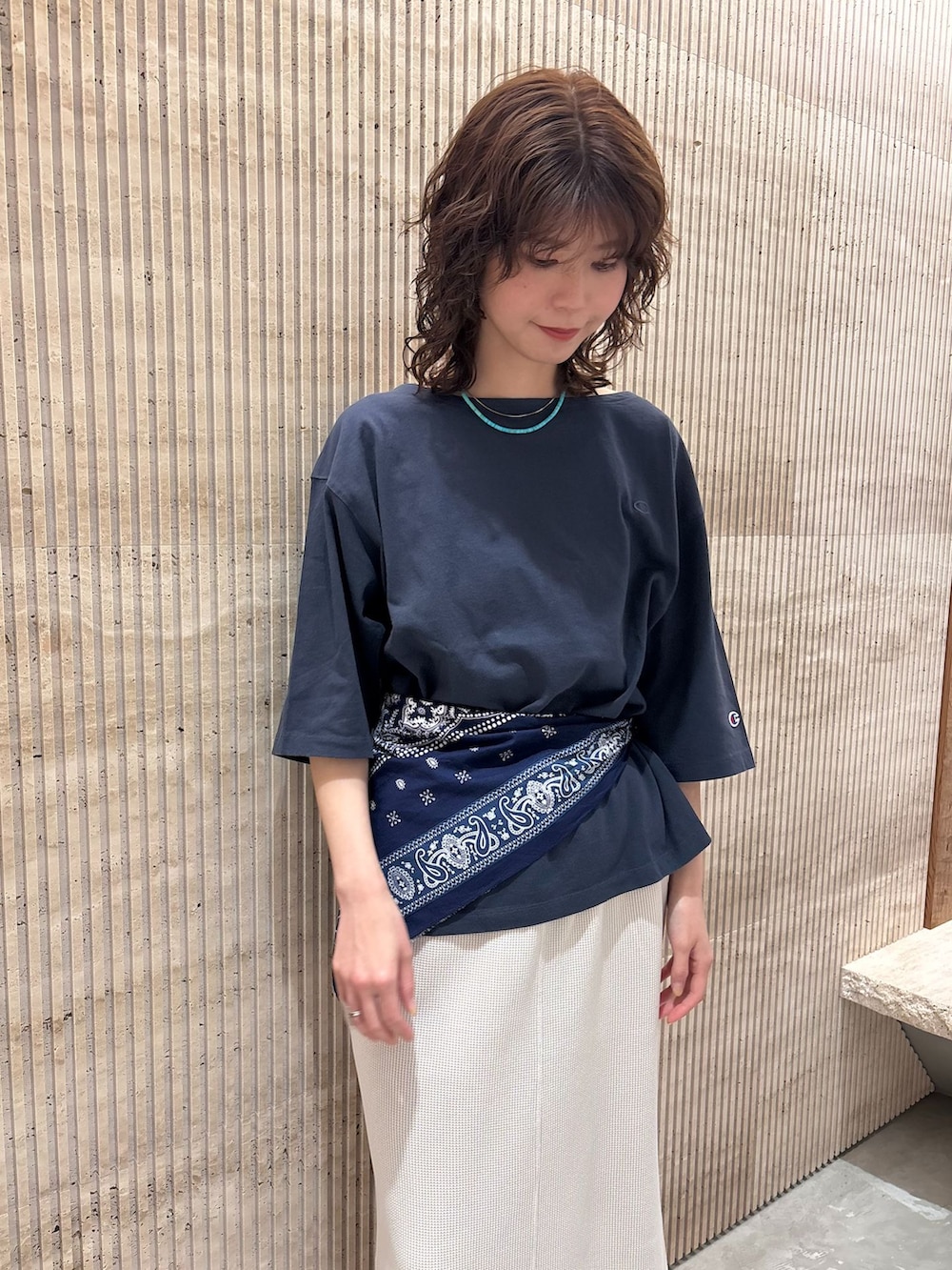 ホワイト系のスカート、ブルー系のTシャツ/カットソー、ブラック系のサンダルを着用したレディースの夏コーディネートの5枚目の写真