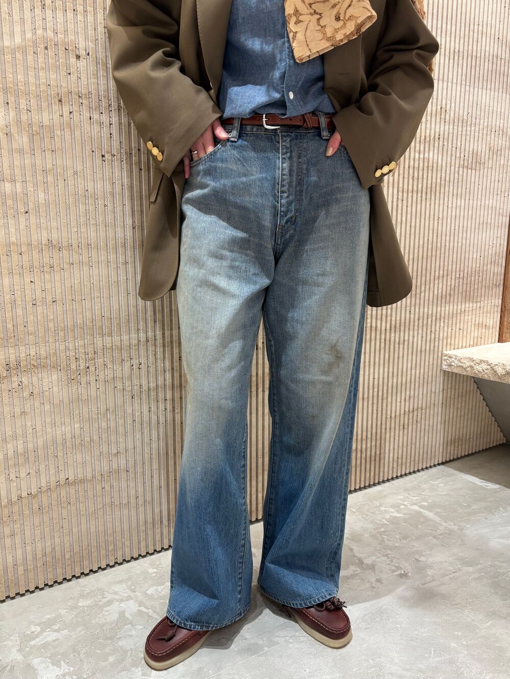 ブラウン系のその他アウター、ブルー系のデニムパンツ、ベージュ系のシャツ/ブラウスを着用したレディースの冬コーディネートの6枚目の写真