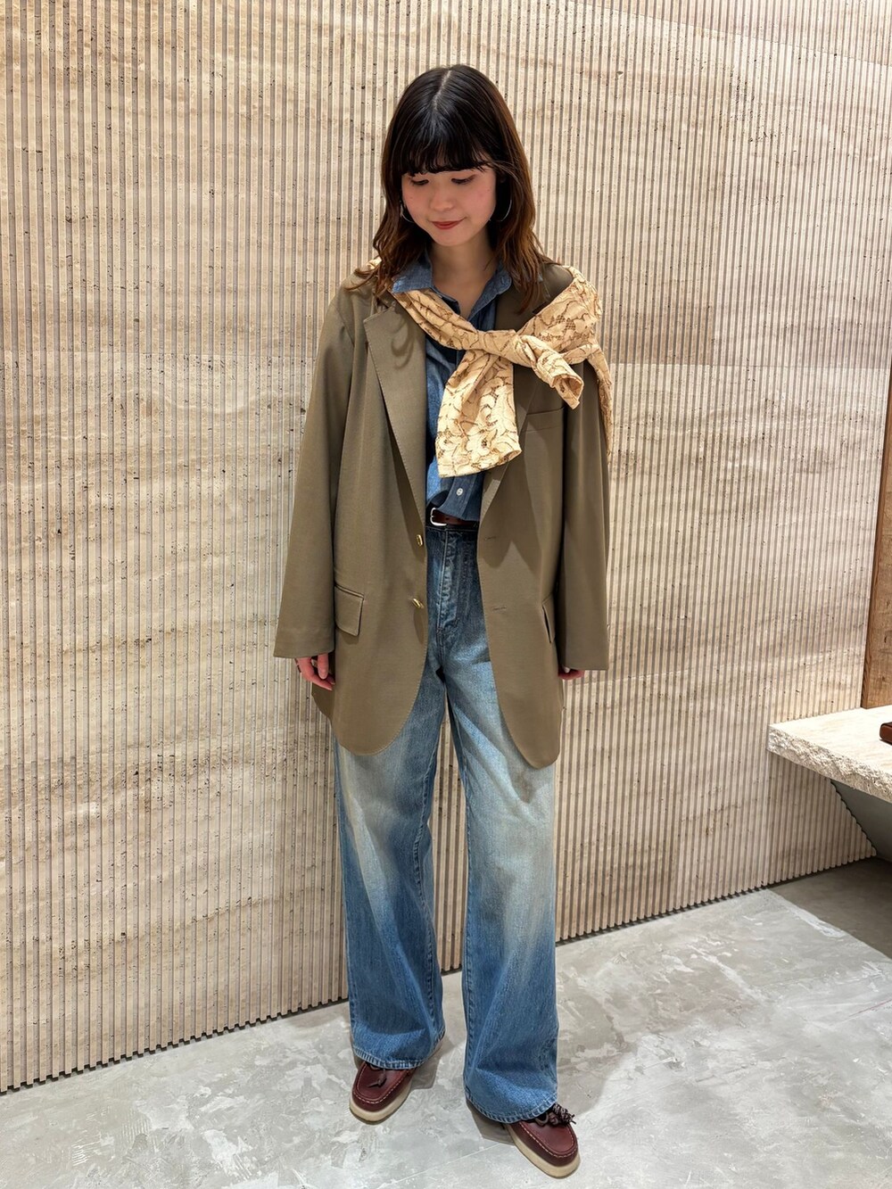 ブラウン系のその他アウター、ブルー系のデニムパンツ、ベージュ系のシャツ/ブラウスを着用したレディースの冬コーディネートの3枚目の写真
