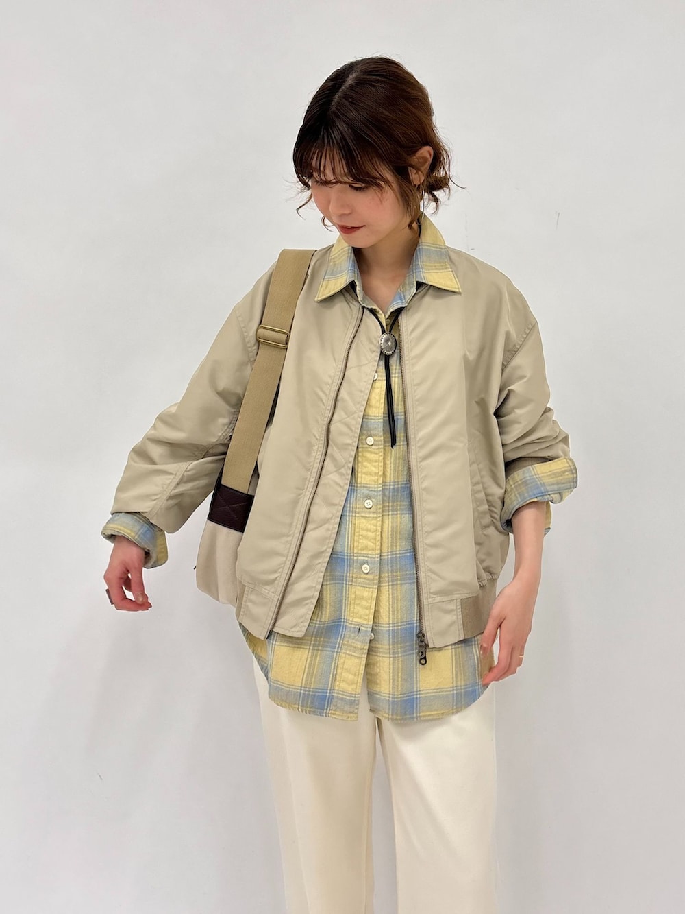ベージュ系のMA-1、ホワイト系のその他パンツ、イエロー系のシャツ/ブラウスを着用したレディースの夏コーディネートの6枚目の写真