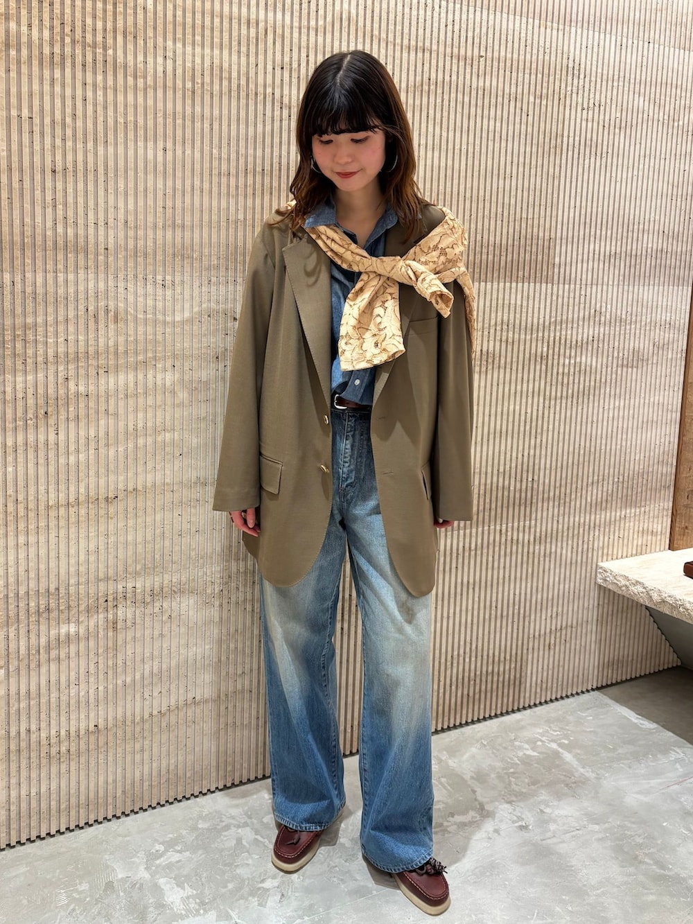 ブラウン系のその他アウター、ブルー系のデニムパンツ、ベージュ系のシャツ/ブラウスを着用したレディースの冬コーディネートの3枚目の写真