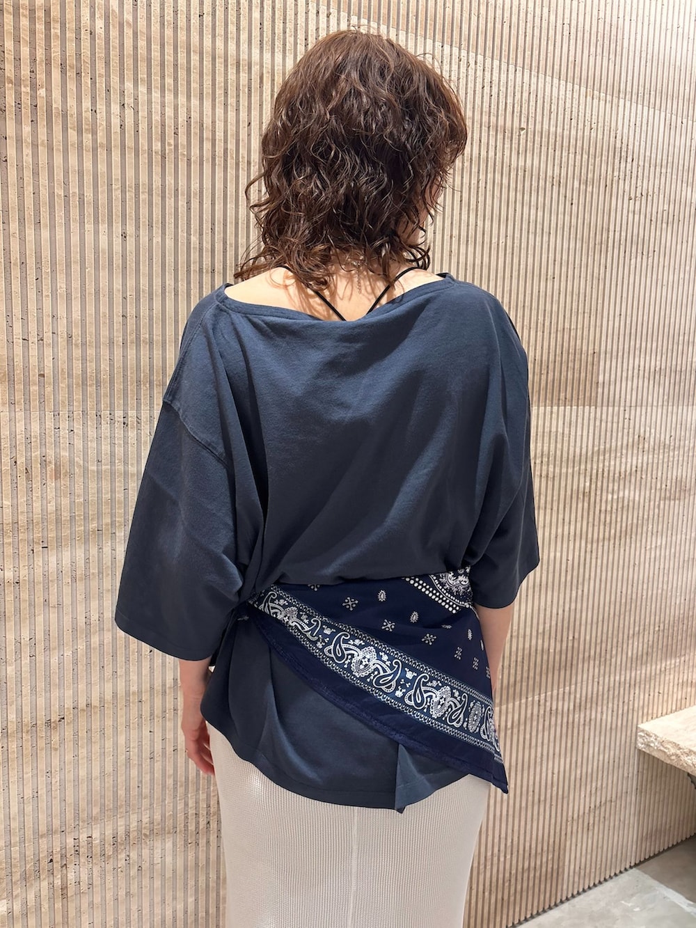 ホワイト系のスカート、ブルー系のTシャツ/カットソー、ブラック系のサンダルを着用したレディースの夏コーディネートの6枚目の写真