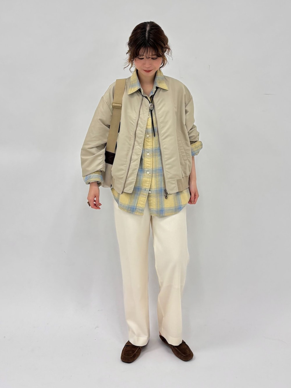 ベージュ系のMA-1、ホワイト系のその他パンツ、イエロー系のシャツ/ブラウスを着用したレディースの夏コーディネートの2枚目の写真