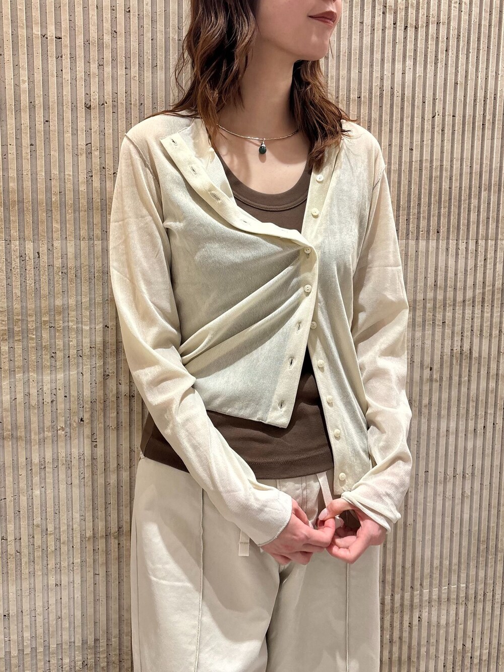 ホワイト系のその他アウター、ホワイト系のその他パンツ、ホワイト系のカーディガン/ボレロを着用したレディースの春コーディネートの8枚目の写真