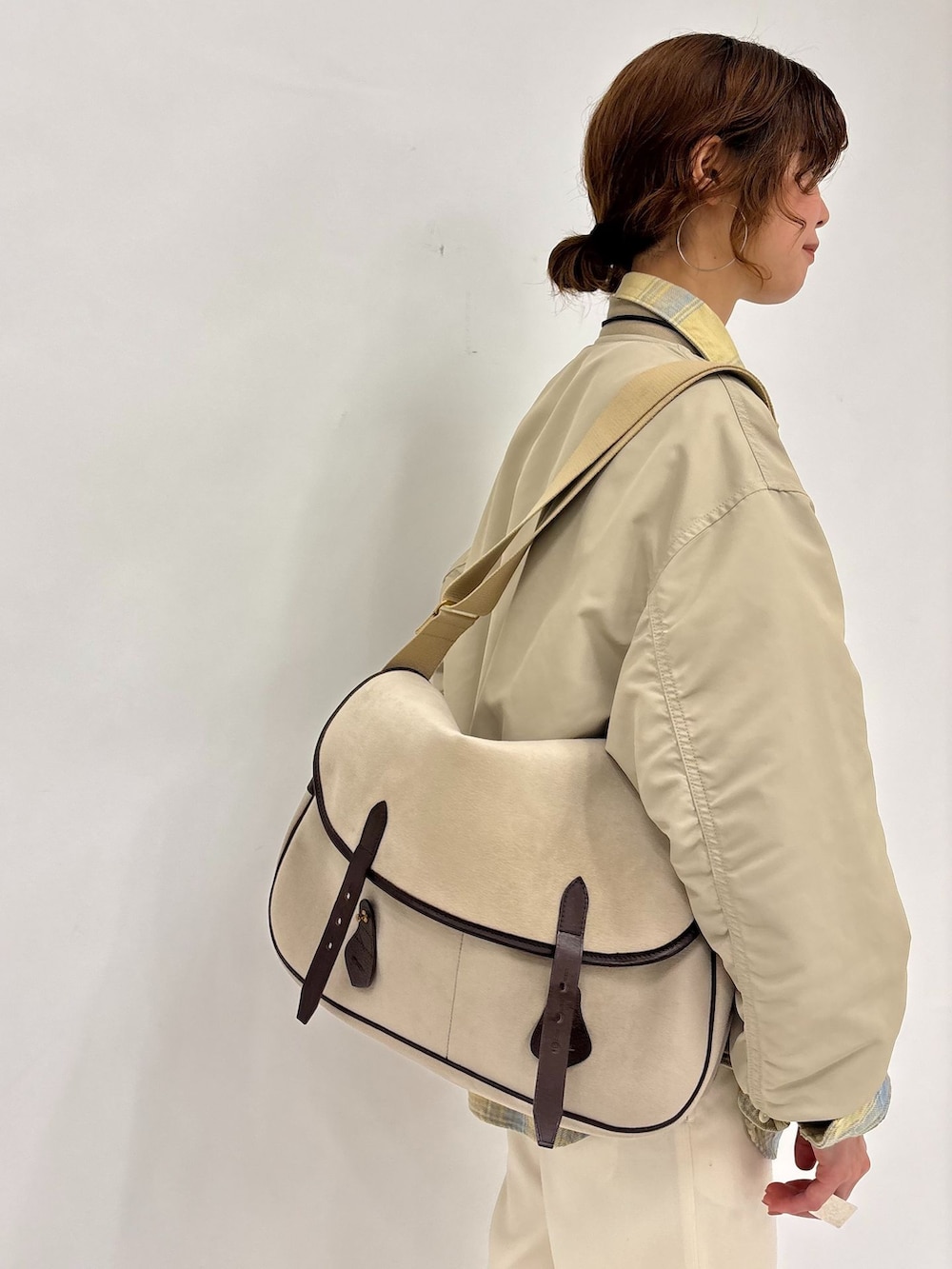 ベージュ系のMA-1、ホワイト系のその他パンツ、イエロー系のシャツ/ブラウスを着用したレディースの夏コーディネートの8枚目の写真