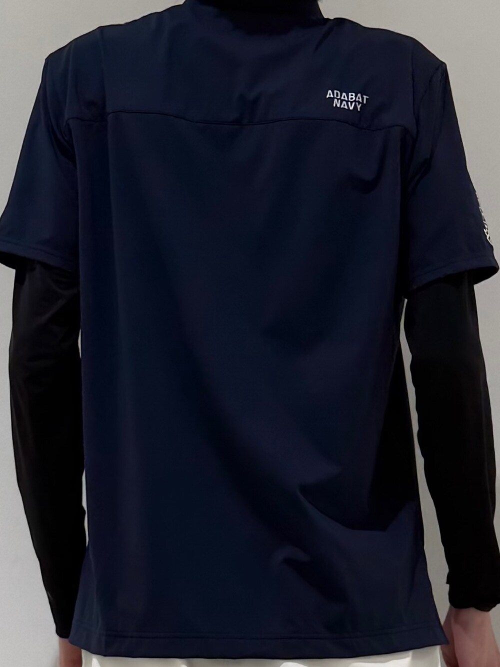 ブルー系のポロシャツ、ブラック系のTシャツ/カットソー、ホワイト系のその他パンツを着用したメンズの夏コーディネートの5枚目の写真