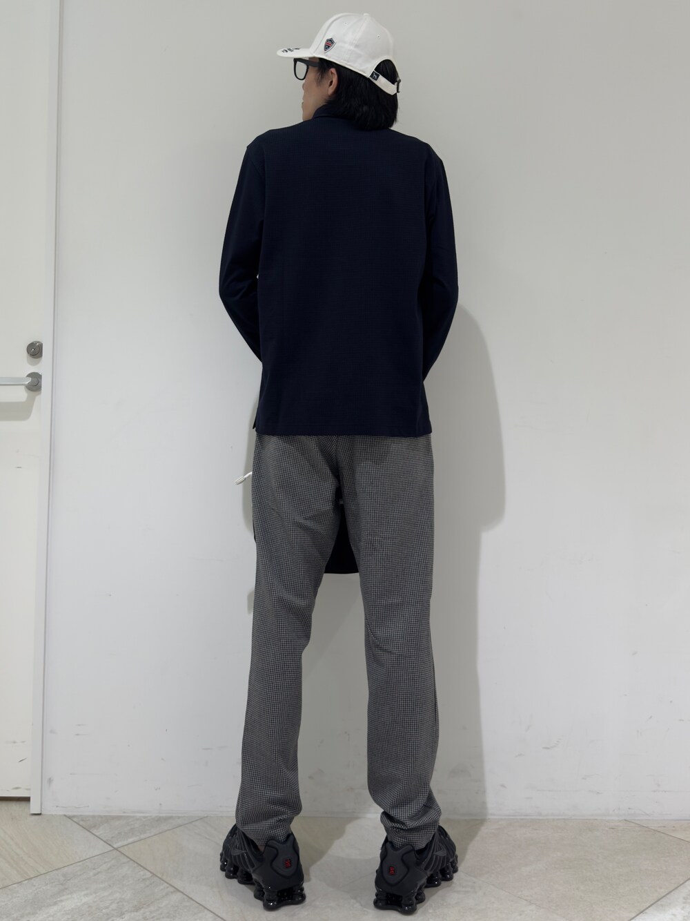 ブルー系のポロシャツ、グレー系のその他パンツ、ブルー系のトートバッグを着用したメンズの秋コーディネートの3枚目の写真