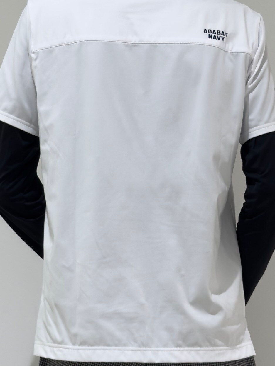 ホワイト系のポロシャツ、ブラック系のTシャツ/カットソー、グレー系のその他パンツを着用したメンズの秋コーディネートの5枚目の写真