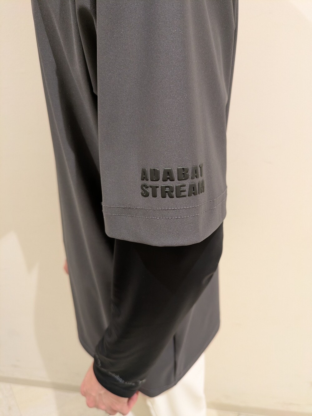 グレー系のポロシャツ、ホワイト系のその他パンツ、ブラック系のTシャツ/カットソーを着用したメンズの夏コーディネートの5枚目の写真
