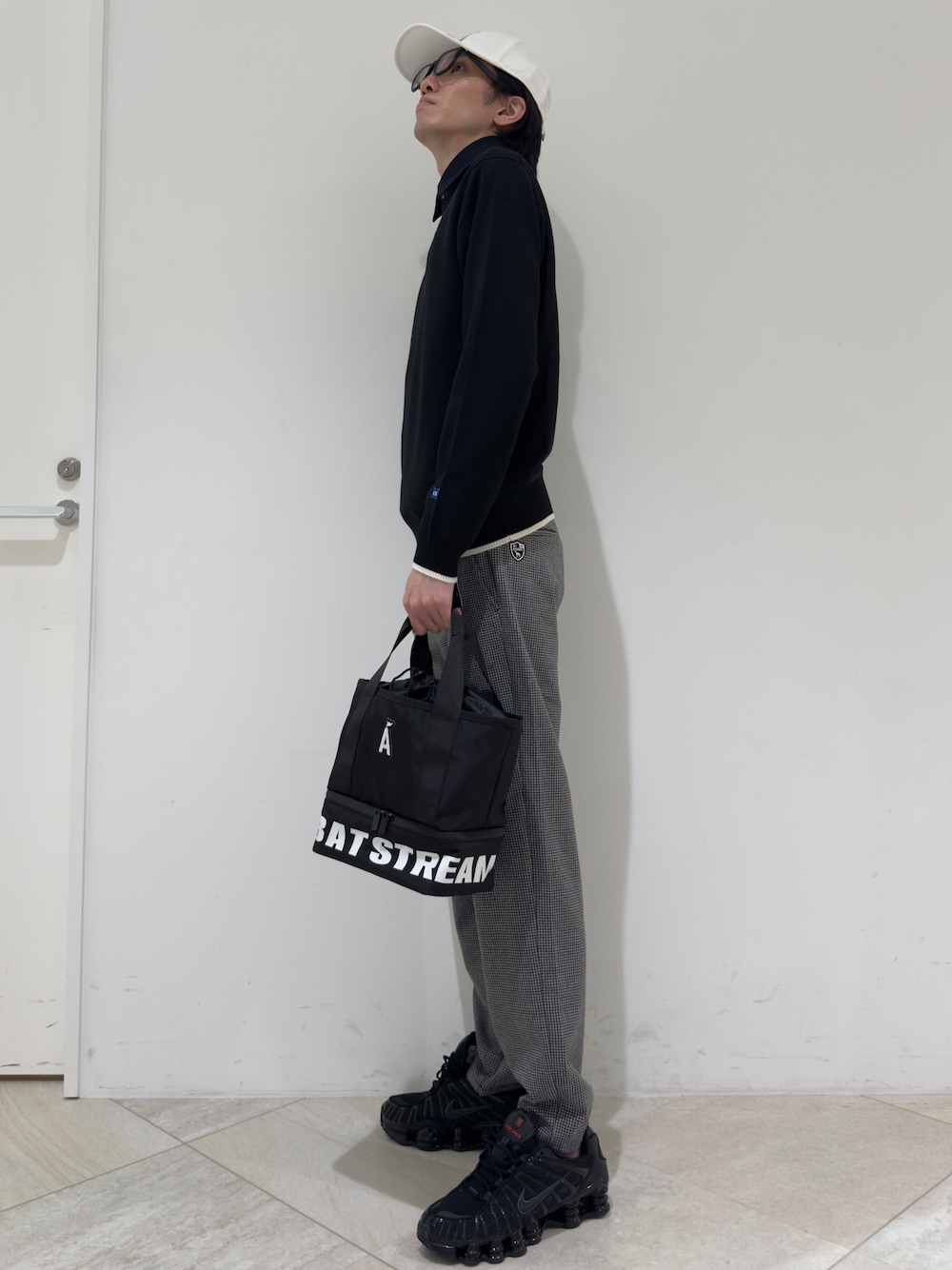 ブラック系のニット/セーター、ブルー系のポロシャツ、グレー系のその他パンツを着用したメンズの秋コーディネートの2枚目の写真