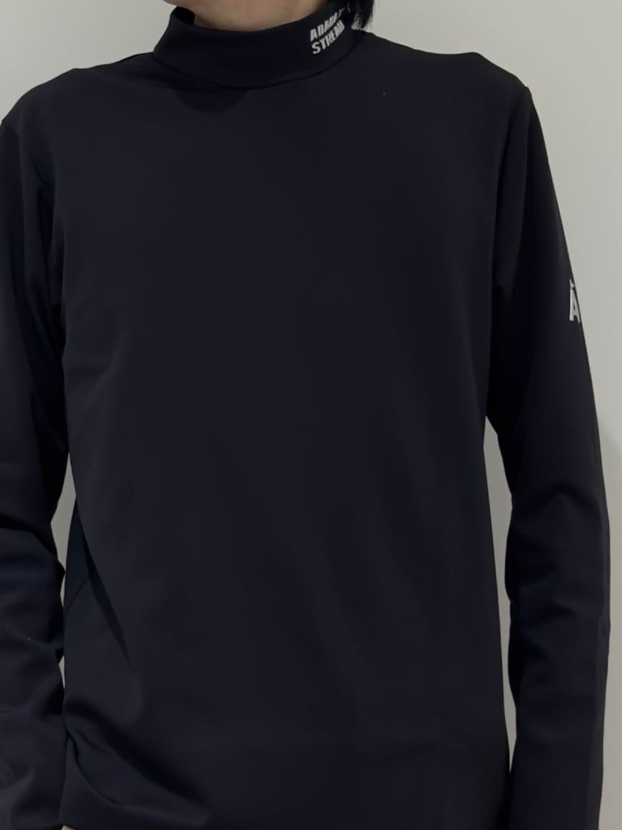 ブラック系のTシャツ/カットソー、ベージュ系のその他パンツ、ベージュ系のトートバッグを着用したメンズの夏コーディネートの5枚目の写真