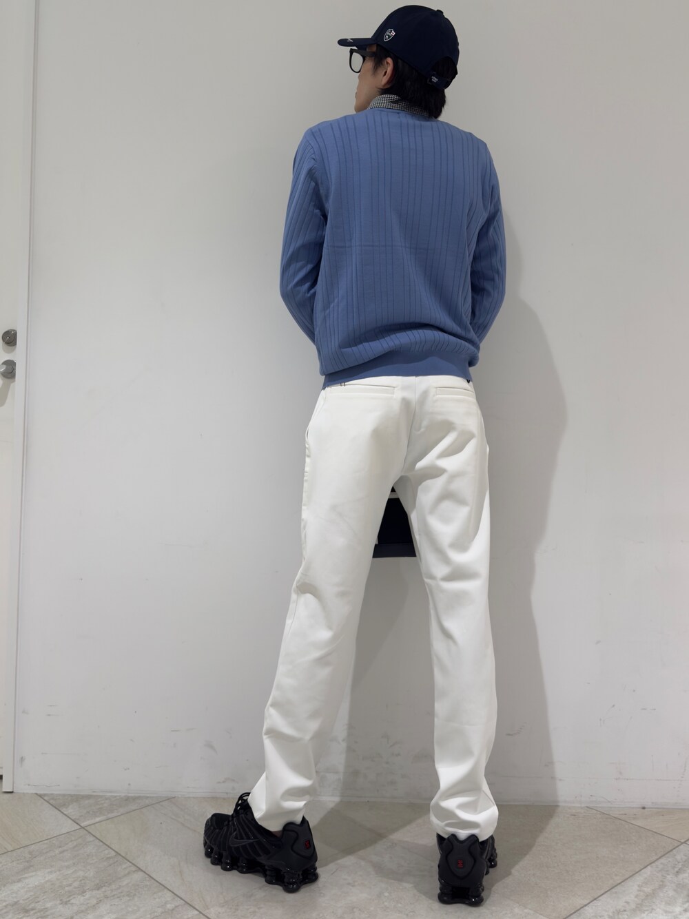 ホワイト系のポロシャツ、ホワイト系のその他パンツ、ブルー系のトートバッグを着用したメンズの夏コーディネートの3枚目の写真