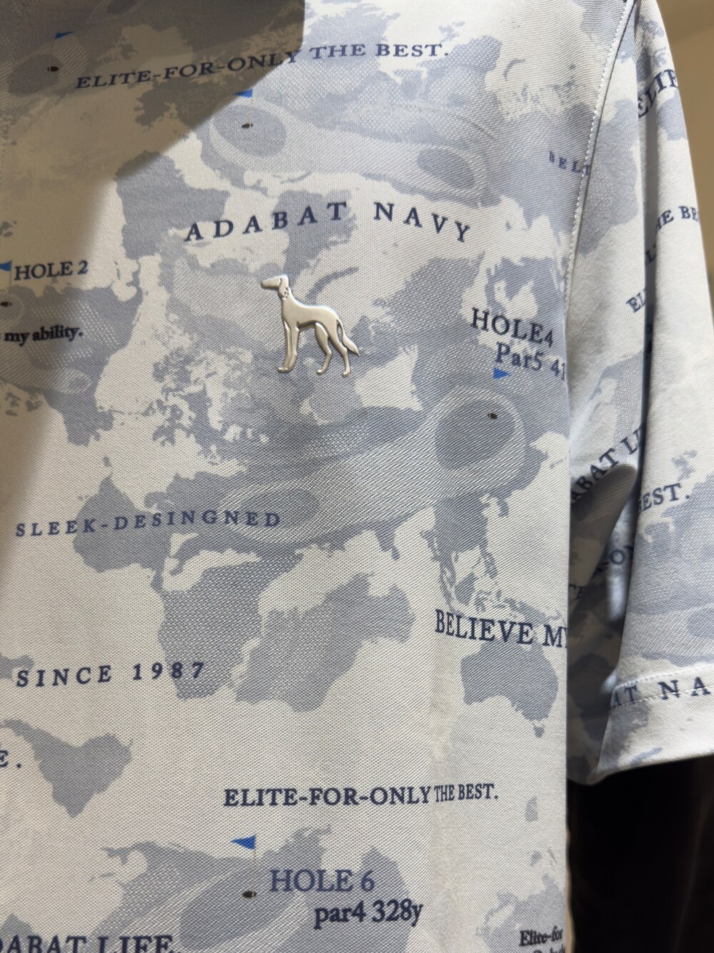 グレー系のポロシャツ、ブラック系のTシャツ/カットソー、ホワイト系のその他パンツを着用したメンズの夏コーディネートの4枚目の写真
