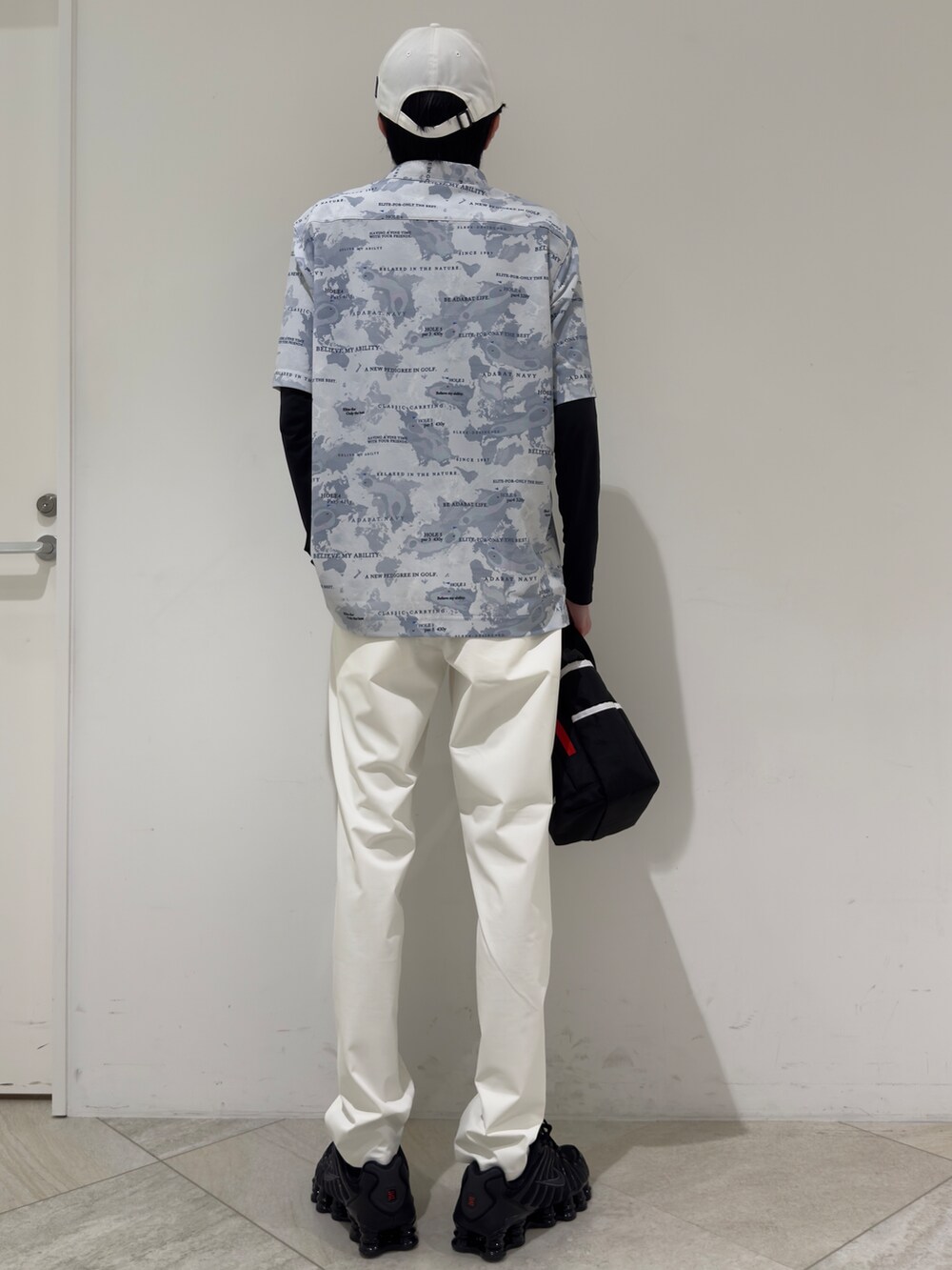 グレー系のポロシャツ、ブラック系のTシャツ/カットソー、ホワイト系のその他パンツを着用したメンズの夏コーディネートの3枚目の写真