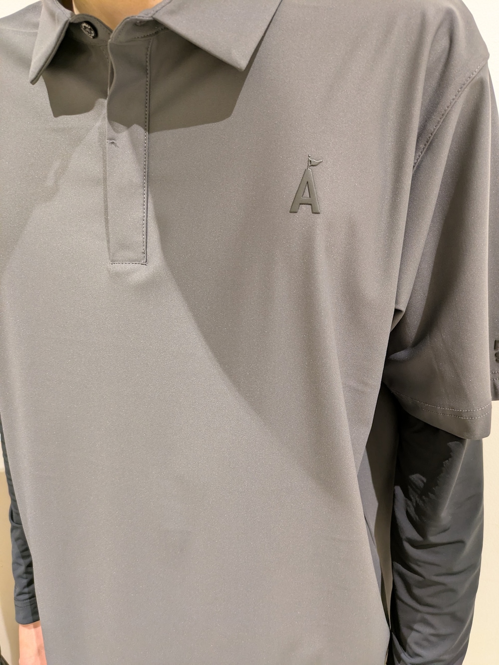 グレー系のポロシャツ、ホワイト系のその他パンツ、ブラック系のTシャツ/カットソーを着用したメンズの夏コーディネートの4枚目の写真