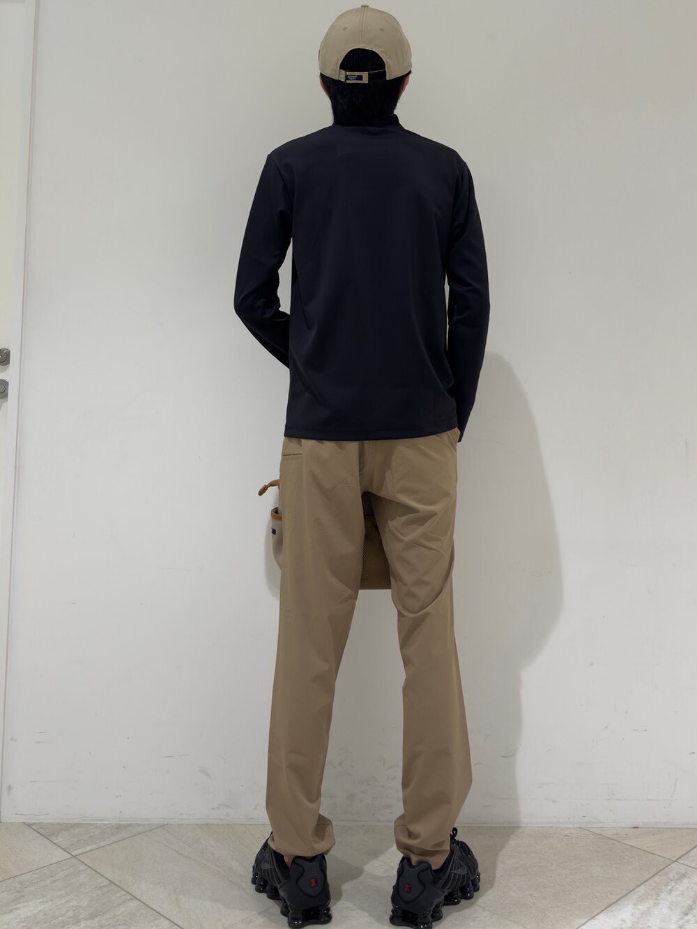 ブラック系のTシャツ/カットソー、ベージュ系のその他パンツ、ベージュ系のトートバッグを着用したメンズの夏コーディネートの3枚目の写真