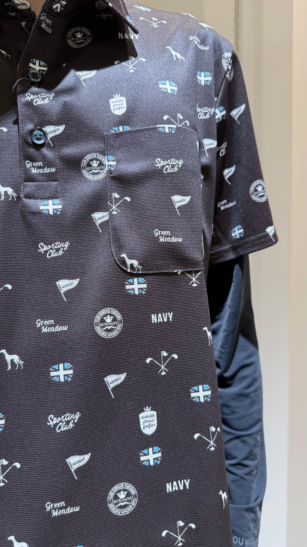 ブルー系のポロシャツ、ブラック系のTシャツ/カットソー、ホワイト系のその他パンツを着用したメンズの夏コーディネートの4枚目の写真