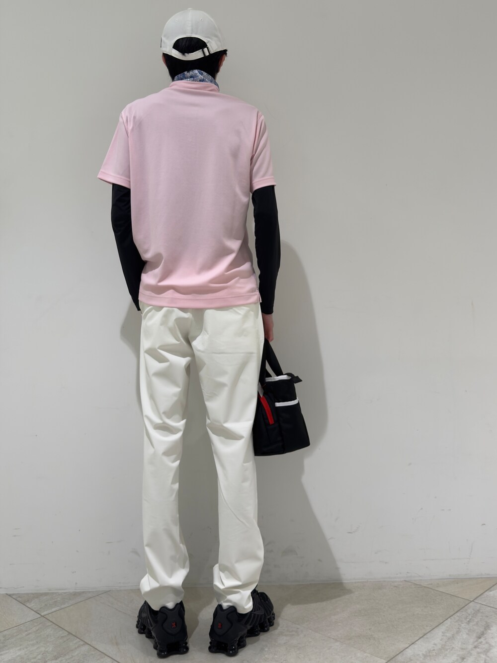 ピンク系のポロシャツ、ブラック系のTシャツ/カットソー、ホワイト系のその他パンツを着用したメンズの夏コーディネートの3枚目の写真