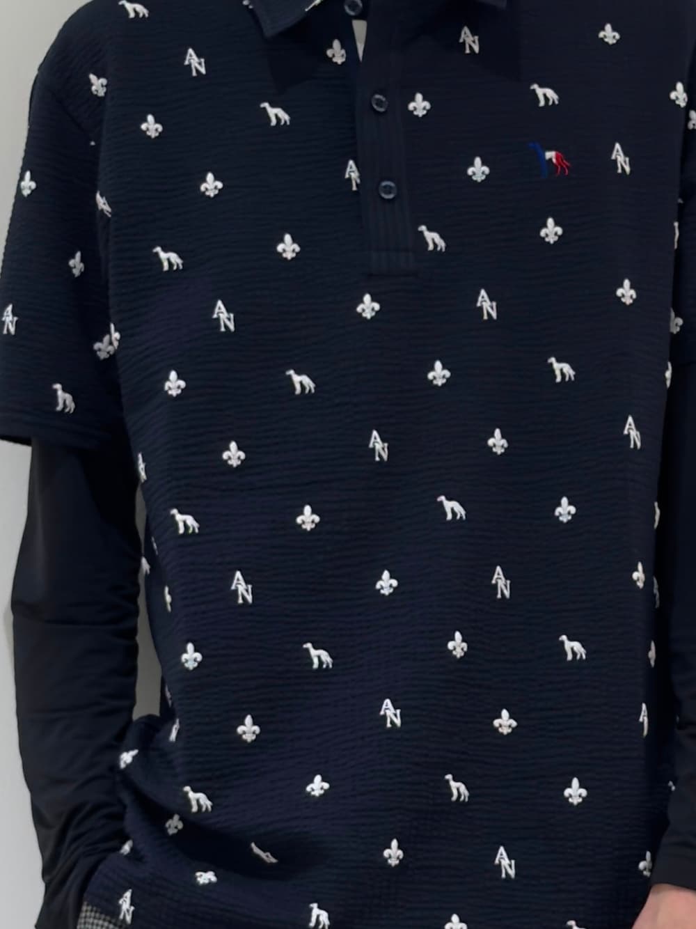 ブルー系のポロシャツ、ブラック系のTシャツ/カットソー、グレー系のその他パンツを着用したメンズの秋コーディネートの4枚目の写真
