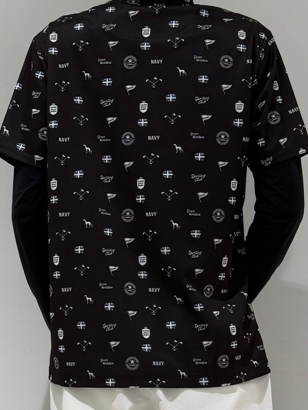 ブルー系のポロシャツ、ブラック系のTシャツ/カットソー、ホワイト系のその他パンツを着用したメンズの夏コーディネートの5枚目の写真